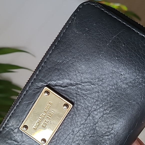 Michael Kors Leather Wallet ❤️ - Picture 7 of 8